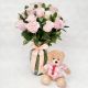 florero de rosas rosadas con oso de peluche 