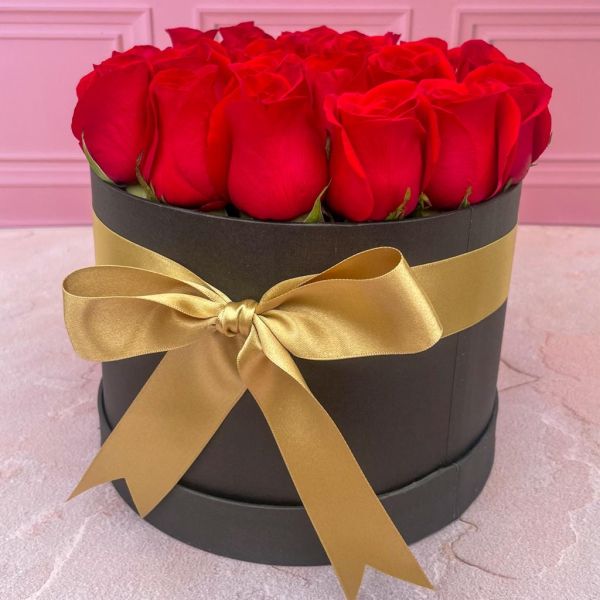 Caja de lujo con 24 rosas rojas